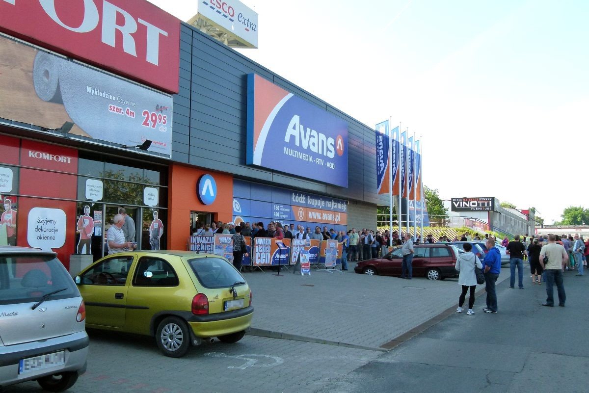 Długa kolejka przed nowo otwartym sklepem AVANS [ZDJĘCIA+FILM] | Dziennik  Łódzki
