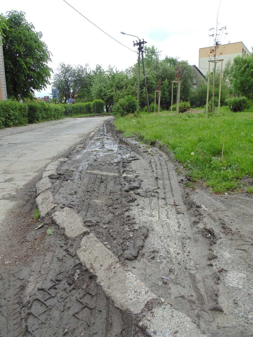 Andrychów. Robią nowe chodniki, ale ludzie twierdzą, że stanowczo za wąskie