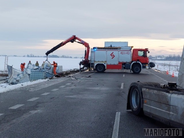 Wypadek w Skoroszycach. Ciężarówka przewożąca chemikalia wypadła z drogi. Doszło do wycieku niebezpiecznej substancji!