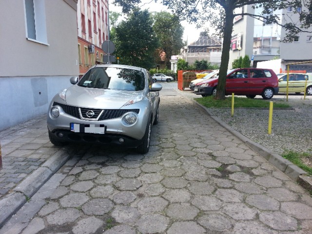 Autodrań zaparkował w taki sposób, że inni kierowcy nie przejadą.