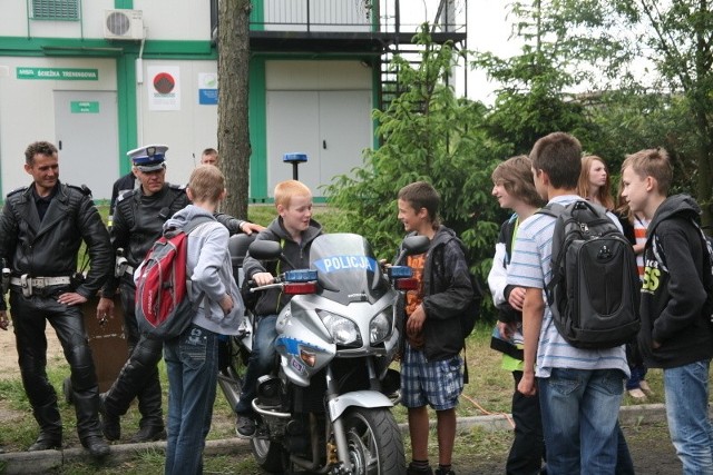 Policyjne motocykle podobały się szczególnie chłopcom. Chętni mogli nawet przymierzyć się do maszyn, na których na co dzień jeżdżą funkcjonariusze.