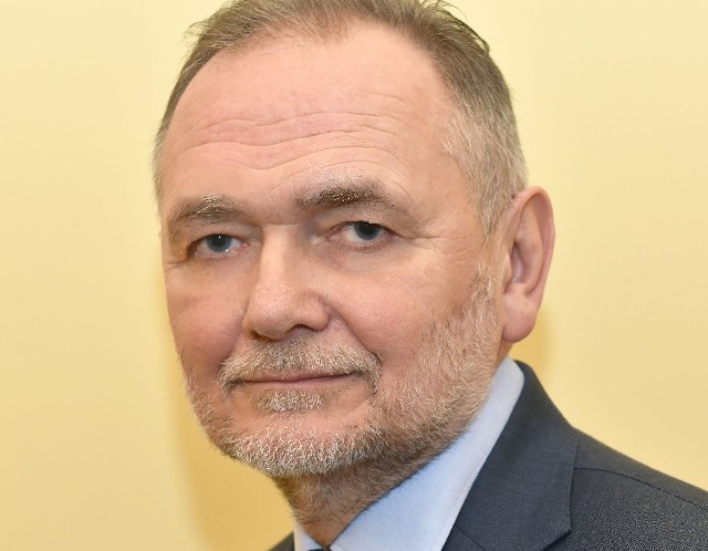 Prof. dr hab. inż. Tadeusz Kuczyński jest obecnym rektorem Uniwersytetu Zielonogórskiego.
