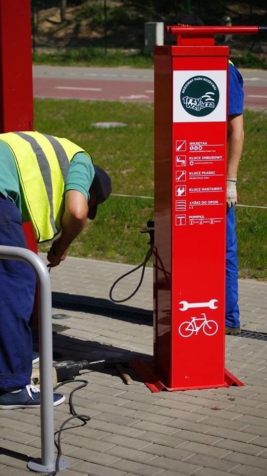 W parku rozrywki montowane są nowe stojaki i stacja napraw dla rowerów. Z kolei na tzw. kostkach trwają nasadzenia