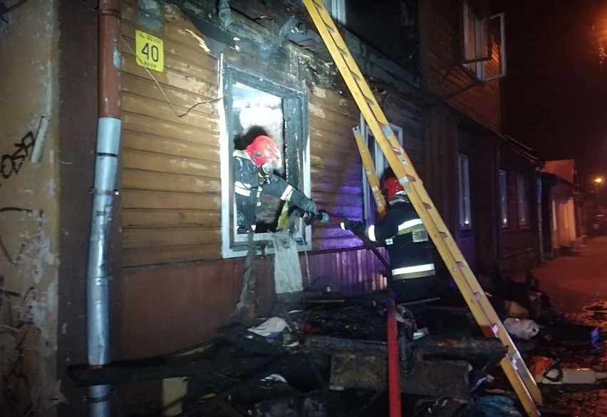 Ogień zabił 60-letniego lokatora kamienicy w centrum Zgierza [zdjęcia]