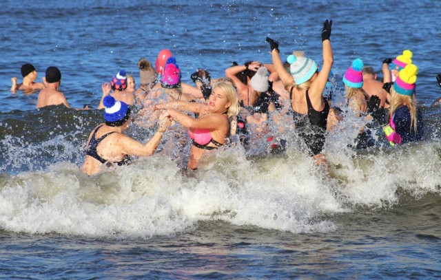 Niedzielna kąpiel morsów w Mielnie