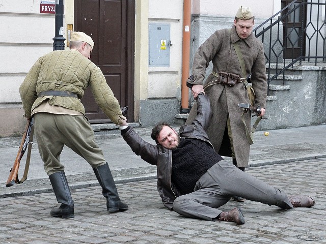 Inscenizacja upamiętniająca "Żołnierzy wyklętych" na Rynku w Grudziądzu.