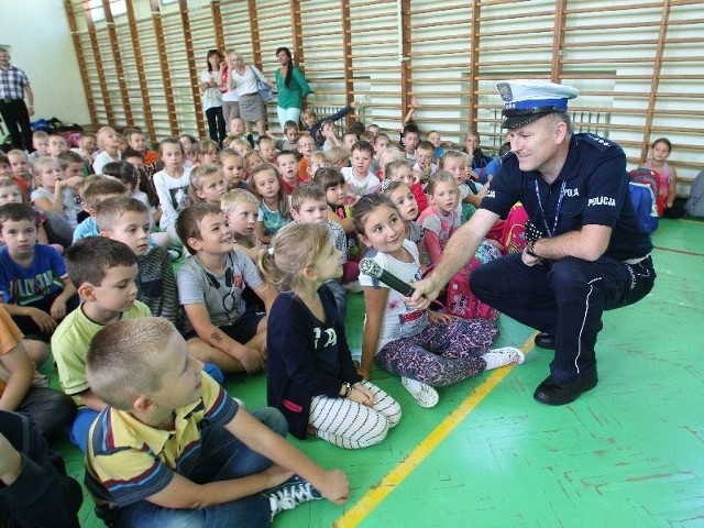 Dzieci opowieściami policjantów były zachwycone i chętnie włączały się do dyskusji.