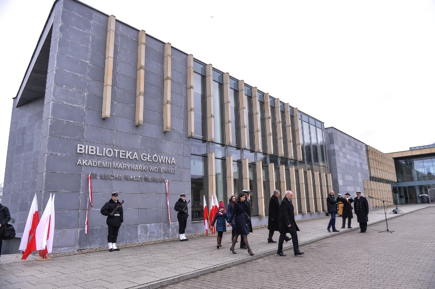 Nadanie imienia bibliotece Akademii Marynarki Wojennej. Macierewicz: - Dowództwo MW wróci do Gdyni