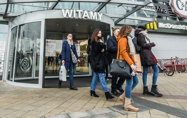 To druga niedziela bez handlu. W ostatnią niedzielę na ulicach Bydgoszczy można było spotkać więcej osób niż zwykle. Czy to faktycznie zasługa dnia bez możliwości przesiedzenia go w galerii handlowej, czy może jednak większy wpływ miały pogoda i akcja „Weekend za pół ceny”? Sprawdziliśmy, co można robić w Bydgoszczy w niedzielę bez handlu.Czytaj o tym na kolejnych slajdach.Sprawdź też: Sklepu zamknięte w niedziele 2018 [KIEDY, DATA, LISTA]