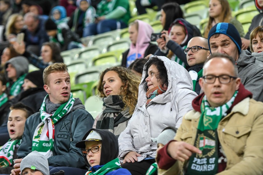 Piękniejsza część biało-zielonych trybun. Fanki Lechii Gdańsk są zachwycające! Z wdziękiem zagrzewają do boju piłkarzy