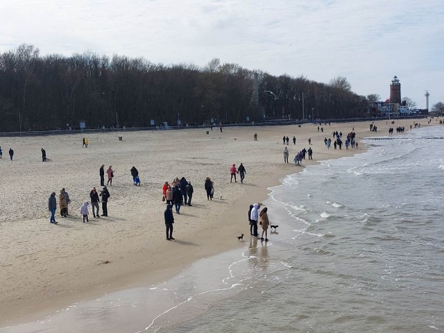 Piękna i słoneczna pogoda przyciągnęła wielu spacerowiczów do Kołobrzegu.