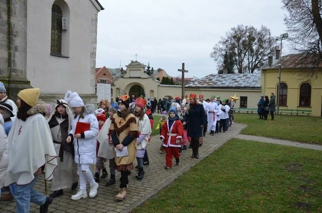 6 stycznia tradycyjnie w Opatowie odbędzie się Orszak Trzech Króli. Orszak przemaszeruje wokół Kolegiaty Świętego Marcina. Natomiast w Ożarowie przejdzie ulicami miasta.