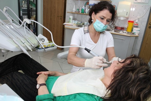 Niewłaściwe dbanie o zęby jest przyczyną częstych wizyt u stomatologa.