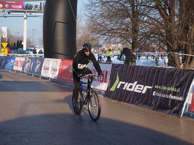 Tomasz Orman na trasie zimowego triathlonu w Warszawie.