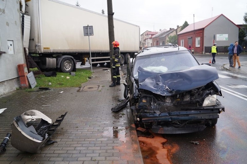 Groźny wypadek w Koziegłowach. Ciężarówka uderzyła w dom jednorodzinny [ZDJĘCIA]