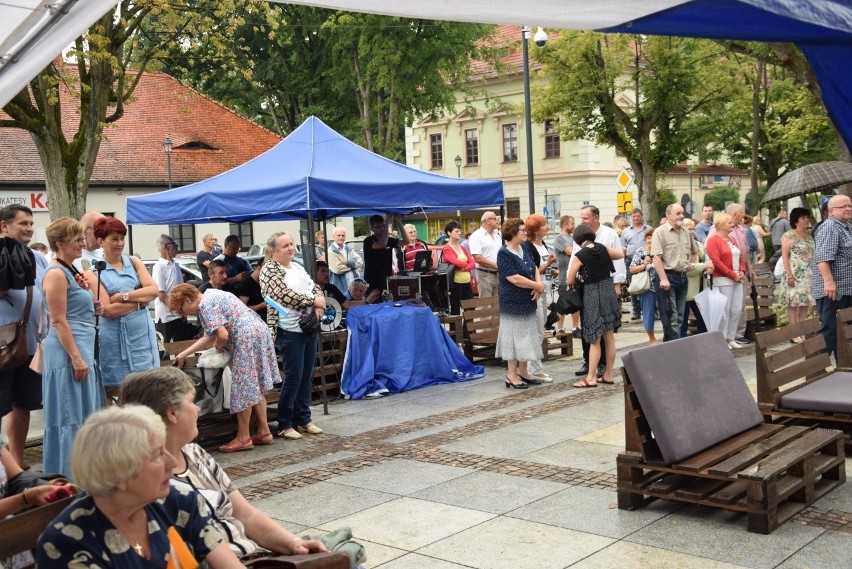 Seniorzy na koncercie Waweli. Krzeszowickie integracje z tańcami przed sceną [ZDJĘCIA]