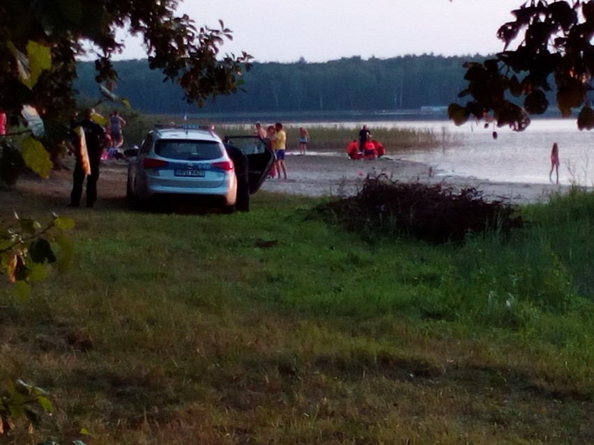 Akcja reanimacyjna nad Jeziorem Piaseczno. W wodzie był trzydziestoparoletni mężczyzna         