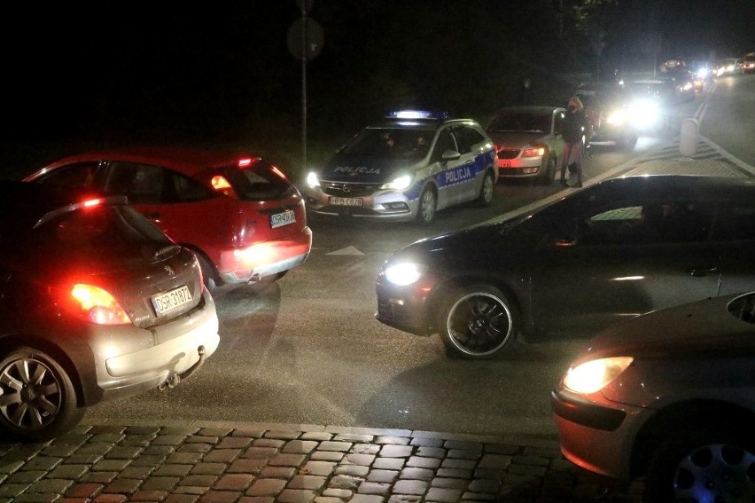 Nocny protest kierowców we Wrocławiu. Zablokowali... pustą drogę [ZDJĘCIA]