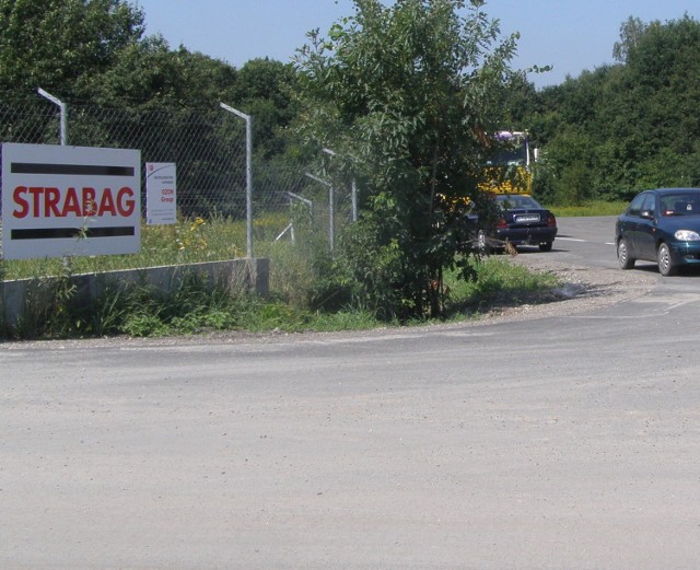 Wybudowana nowa część ul. Kryształowej kończy się tuż za bramą prowadzącą na teren firm: Strabag  i Asfalt Polska 