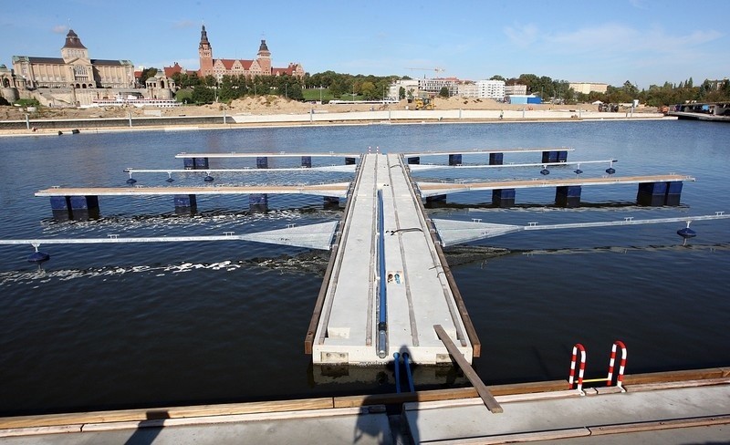 Most nad kanałem Duńczycą łączy dwie wyspy, Grodzką z...