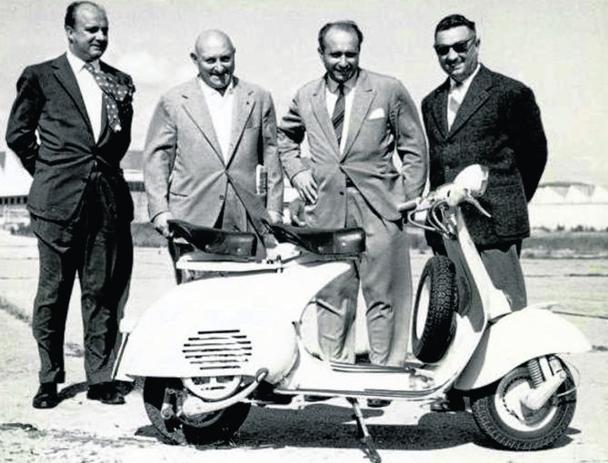 Rok 1956. Słynny kierowca wyścigowy Juan Manuel Fangio...