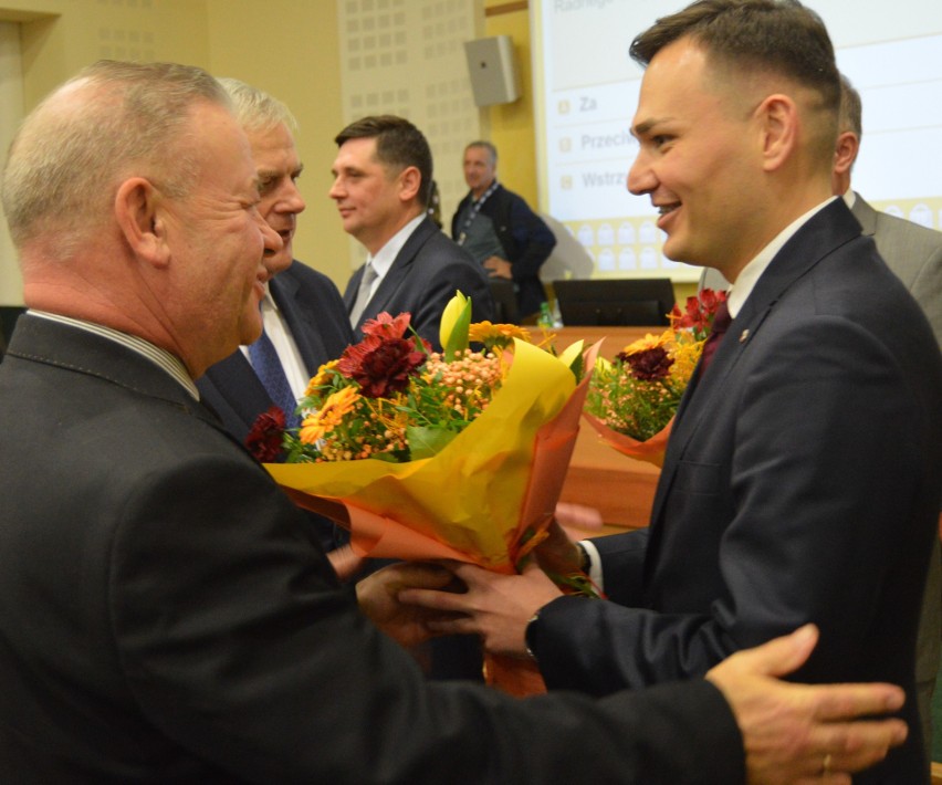 Nowi radni sejmiku złożyli ślubowanie. Krzysztof Kondraciuk z boku klubu PiS 