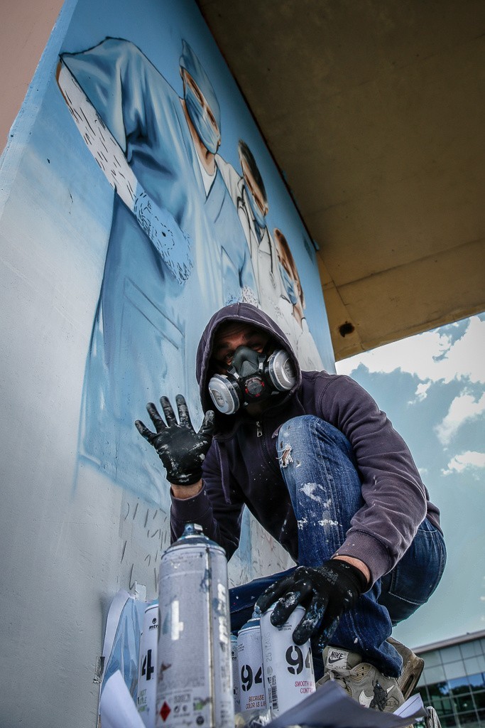 Gdańsk: Mural dla lekarzy. Autorem Marek Looney Rybowski [zdjęcia, wideo]