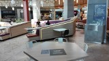 Katowice. Food courty w SCC i Galerii Katowickiej otwarte, ale przy stolikach pustki. Niektóre restauracje jeszcze nieczynne