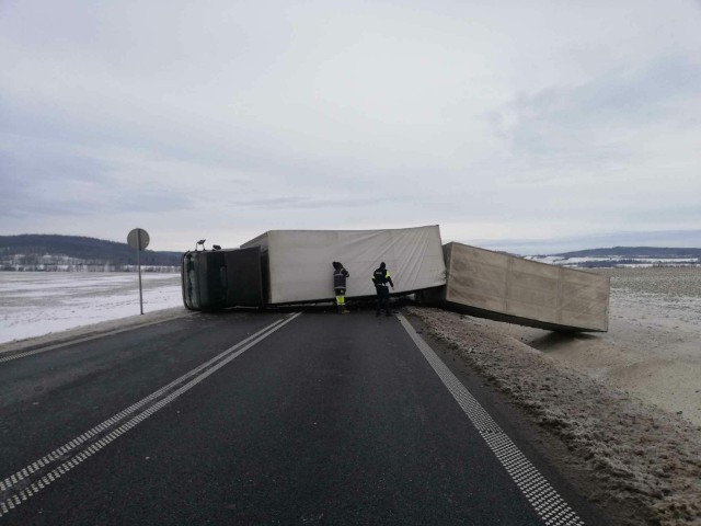 Ciężarówka zablokowała drogę krajową nr 3. Omijajcie to miejsce szerokim łukiem!