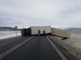 Wypadek na drodze krajowej nr 3 na Dolnym Śląsku. Ciężarówka całkowicie zablokowała przejazd