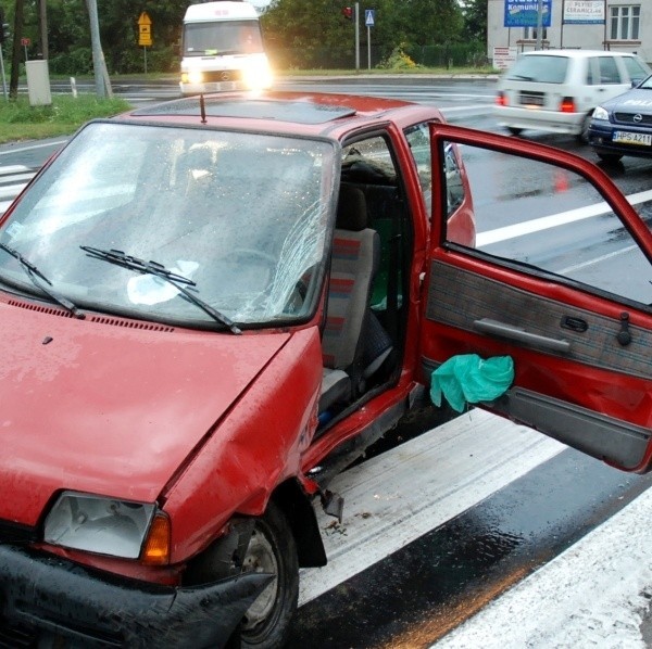 Po kraksie w Sandomierzu. Ford focus uderzył cinquecento w drzwi od strony kierowcy. Kobieta miała problem w wydostaniem się z pojazdu. Strażacy oderwali drzwi.