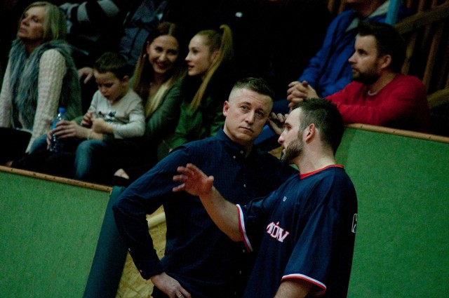 Trener Marcin Łakis (z lewej) i skrzydłowy otmuchowskiej drużyny Maciej Lepczyński.