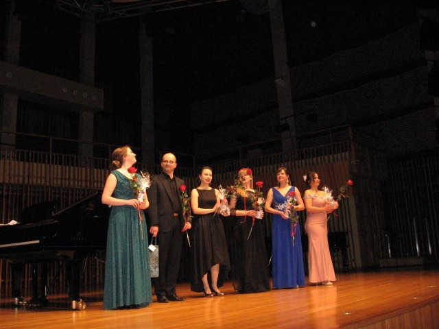 Od lewej stoją: Weronika Kober, Rafał Hołub,Katarzyna  Prokopczyk, Milena Kusztal,Joanna Wójcik i Patrycja Kwiecień.