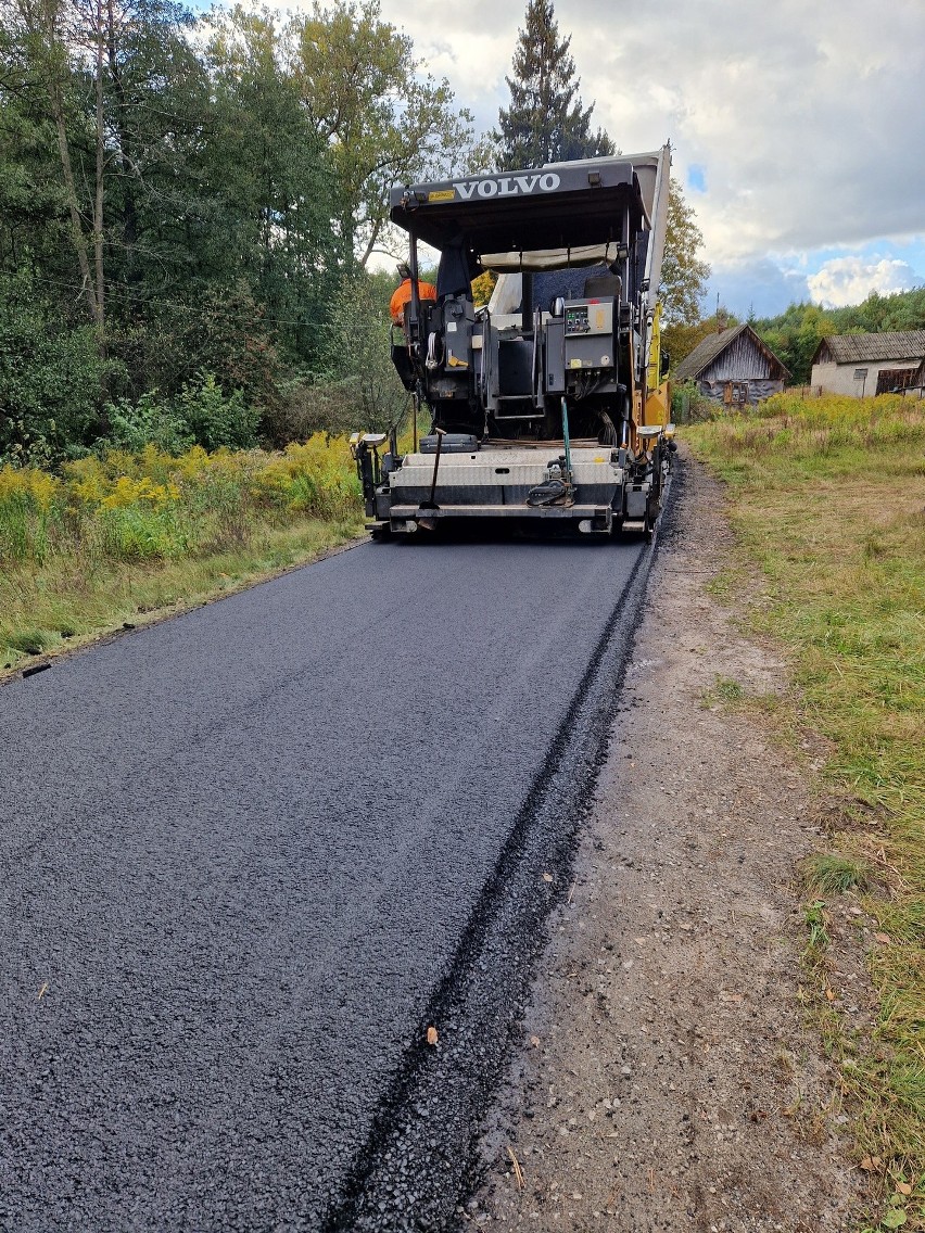 Prace przy remoncie drogi w Przykorach w gminie Pniewy dobiegają końca. Zobacz postęp prac na zdjęciach