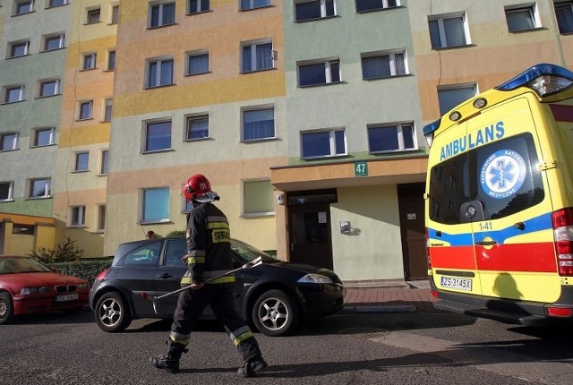 Sąsiad z klatki obok rano obserwował, co się działo: policja, karetka na sygnale, straż. - Moja córka dobrze ją znała, szkoda dziewczyny - mówi. - Widziałem rano jej brata, już po tym wszystkim. Wybiegł z budynku, łapał się za głowę. Cierpiał.