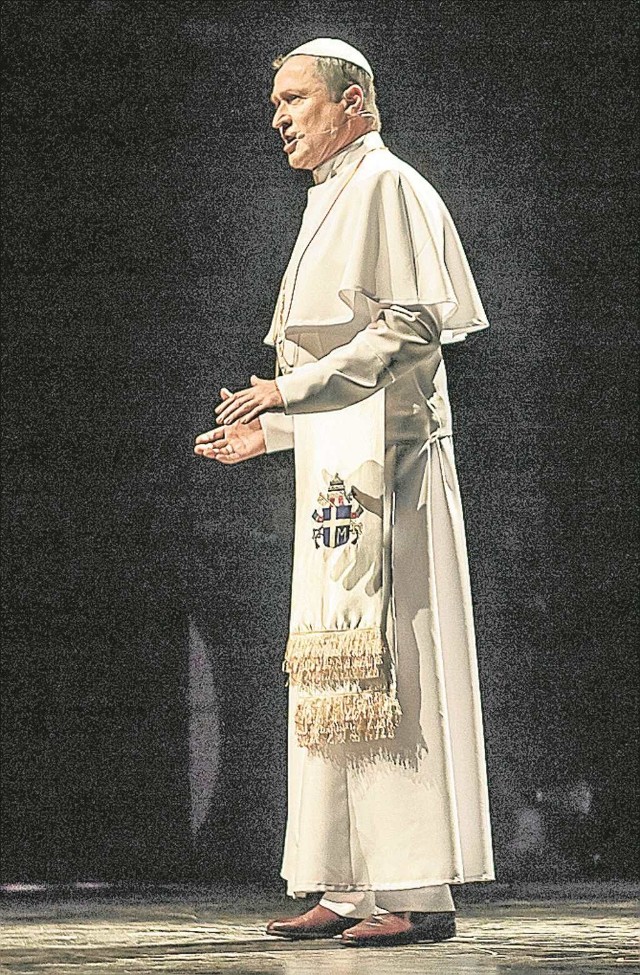 Jacek Kawalec jako Jan Paweł II podczas prób do musicalu „Karol”