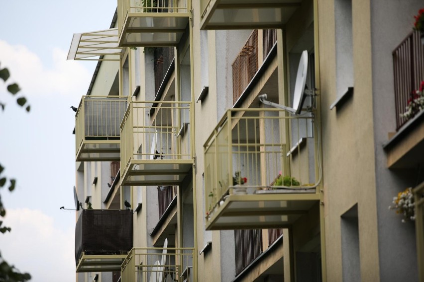 Na krakowskim osiedlu dobudowują balkony do starych bloków. Tak można zmieniać blokowiska! [ZDJĘCIA] 