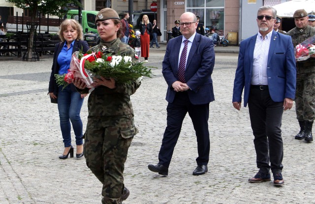Na Rynku w Grudziądzu delegacja władz samorządowych i przedstawiciele Wojska złożyli wiązanki kwiatów pod pomnikiem Żołnierza Polskiego. Uczczono w ten sposób obchody Narodowego  Dnia Zwycięstwa.