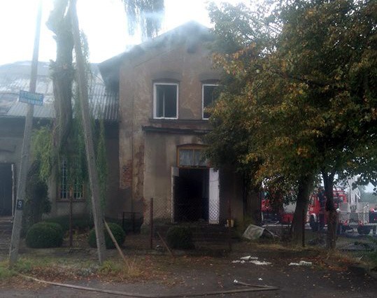 Pożar pochłonął dom w którym mieszkały dwie rodziny. Akcja gaśnicza trwała 9,5 godziny. Uczestniczyło w niej 11 zastępów straży pożarnej.