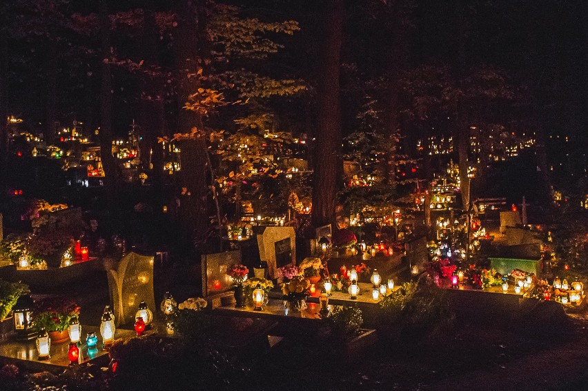 Wszystkich Świętych 2019 na sopockim cmentarzu. Tysiące zniczy przypomina o bliskich 