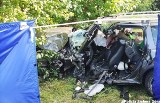Tragiczny wypadek na ,,trasie śmierci" między Zieloną Górą a Nowogrodem. Auto dosłownie roztrzaskało się na drzewie 