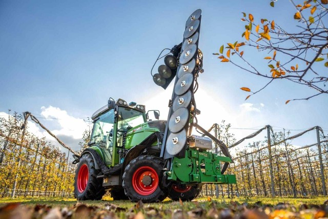 Nowy model piły konturowej z przystawkami do cięcia poprzecznego od firmy PRO-CNC zostanie ustawiony na poletku pokazowym z drzewkami jabłoniowymi, gruszami i czereśniami.