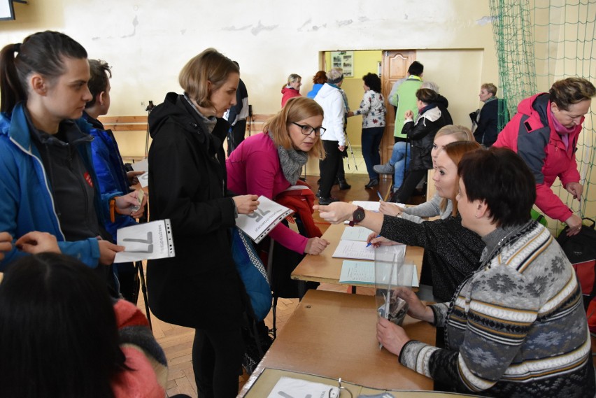 WOŚP 2019. Dzieci, dorośli i seniorzy spacerowali z kijkami, by wesprzeć zbiórkę WOŚP [ZDJĘCIA]