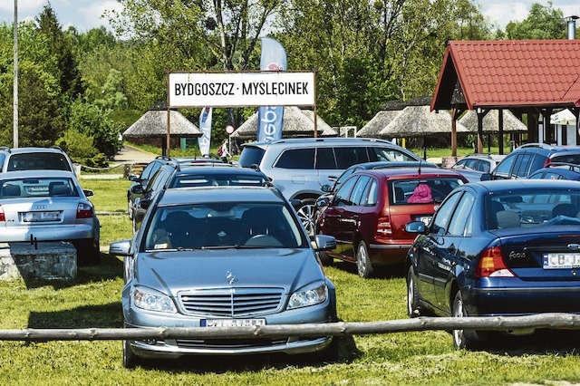 W niedzielę rejon wokół Leśnego Parku Kultury i Wypoczynku w Myślęcinku pękał w szwach z powodu parkujących wszędzie aut. Drogowcy mają nadzieję, że ich pomysły poprawią sytuację