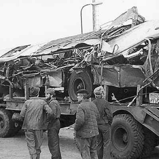 Tak wyglądał autobus po tragicznym zderzeniu pod Osiecznicą. Pojazd został kompletnie rozpruty przez element mostu pontonowego.