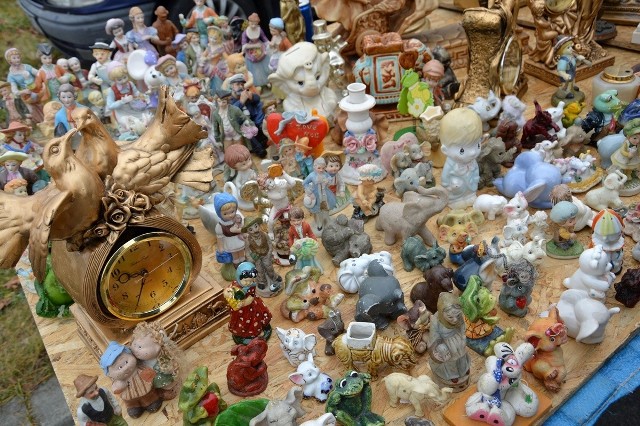 Stare lampy, zegary i kruche i delikatne przedmioty jak porcelanowe filiżanki, wazony i figurki