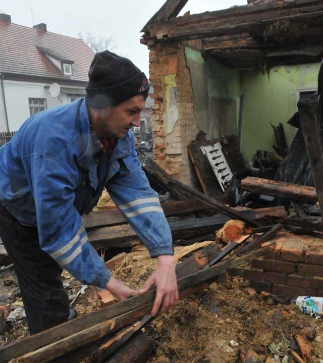 - Uprzątnąłem co się dało - rozkłada ręce Wiesław Urbańczyk. - Ale nie miałem pieniędzy, żeby odbudować zawaloną część domu.