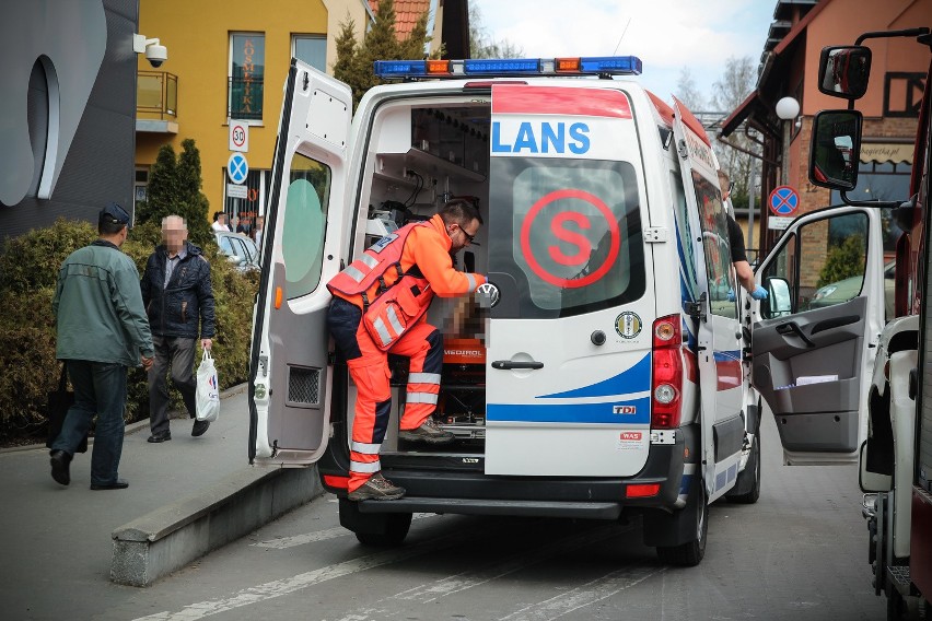 Chojnice. Zmarł mężczyzna, który podpalił się pod marketem [ZDJĘCIA]