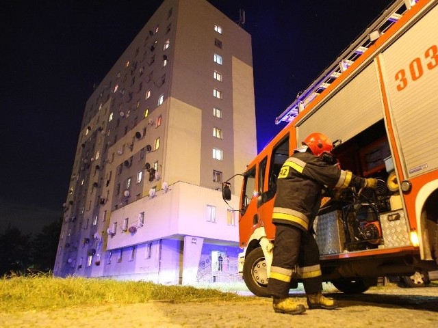 Strażacy musieli ewakuować około trzydziestu mieszkańców bloku.