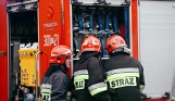 Gdynia: Pożar budynku w PGZ Stoczni Wojennej na Oksywiu. 21.12.2020. Ogień opanowany. Paliły się farby i lakiery